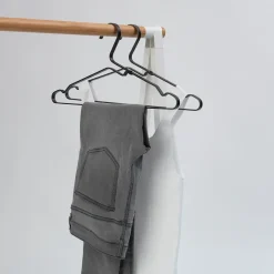 4 Perchas Linn, negro