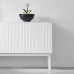 Aparador Beam, Gris claro, base de roble aceitado blanco