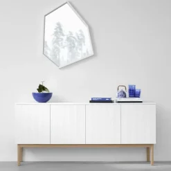 Aparador Beam, Lacado blanco, base blanca, panel superior en mármol carrara