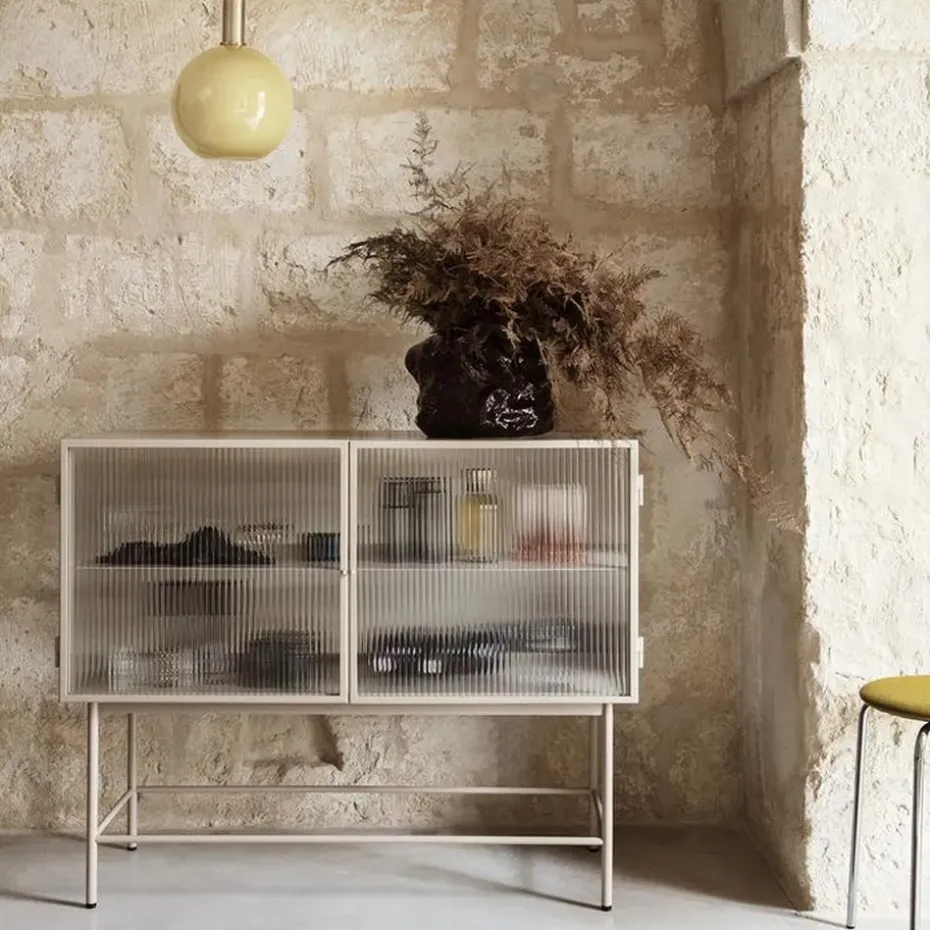 Aparador Haze, Cashmere, vidrio ondulado