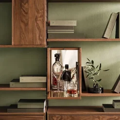 Armario pequeño String, Nogal, interior de la puerta de acero inoxidable, panel trasero de espejo