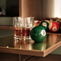 Armario pequeño String, Nogal, interior de la puerta de acero inoxidable, panel trasero de espejo