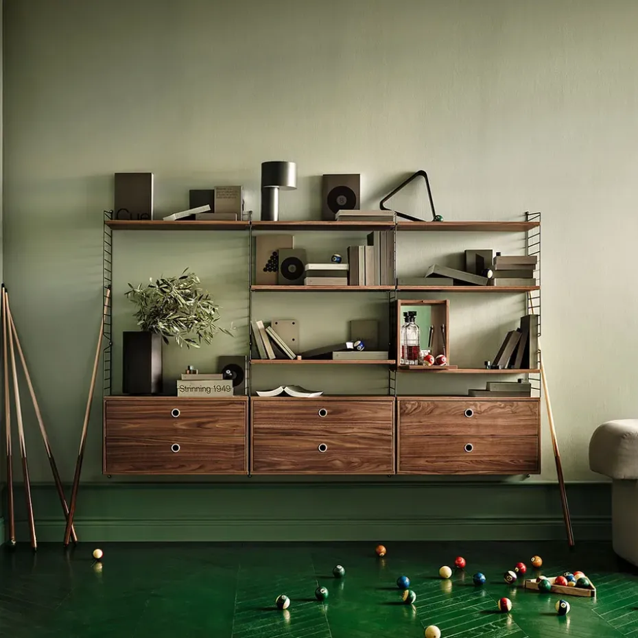 Armario pequeño String, Nogal, interior de la puerta de acero inoxidable, panel trasero de espejo