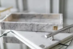 Bandeja con canto Hilke Collection 30x15 cm, blanco mármol