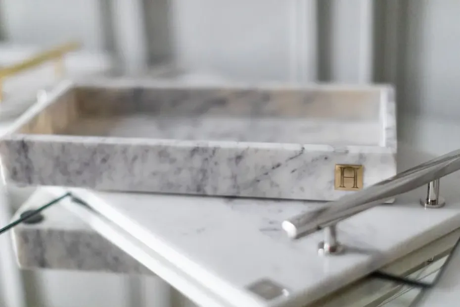 Bandeja con canto Hilke Collection 30x15 cm, blanco mármol