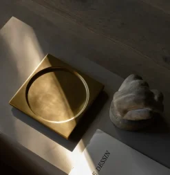 Bandeja Divot, Latón