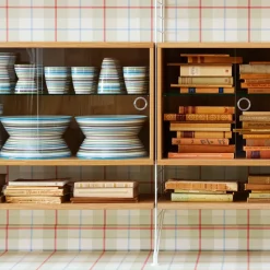 Cabinet vitrina con puertas correderas de cristal String, Fresno teñido de negro, 78x30 cm