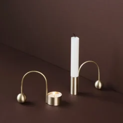 Candelabro Balance latón, vela alargada