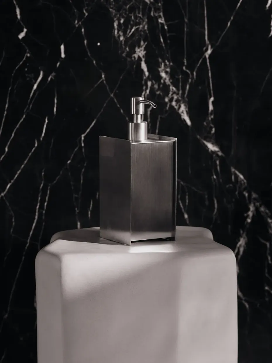 Dispensador de jabón Sama, Brushed stainless steel