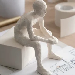 Escultura con mensaje Character, The reflective one