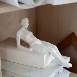 Escultura con mensaje Character, The attentive one