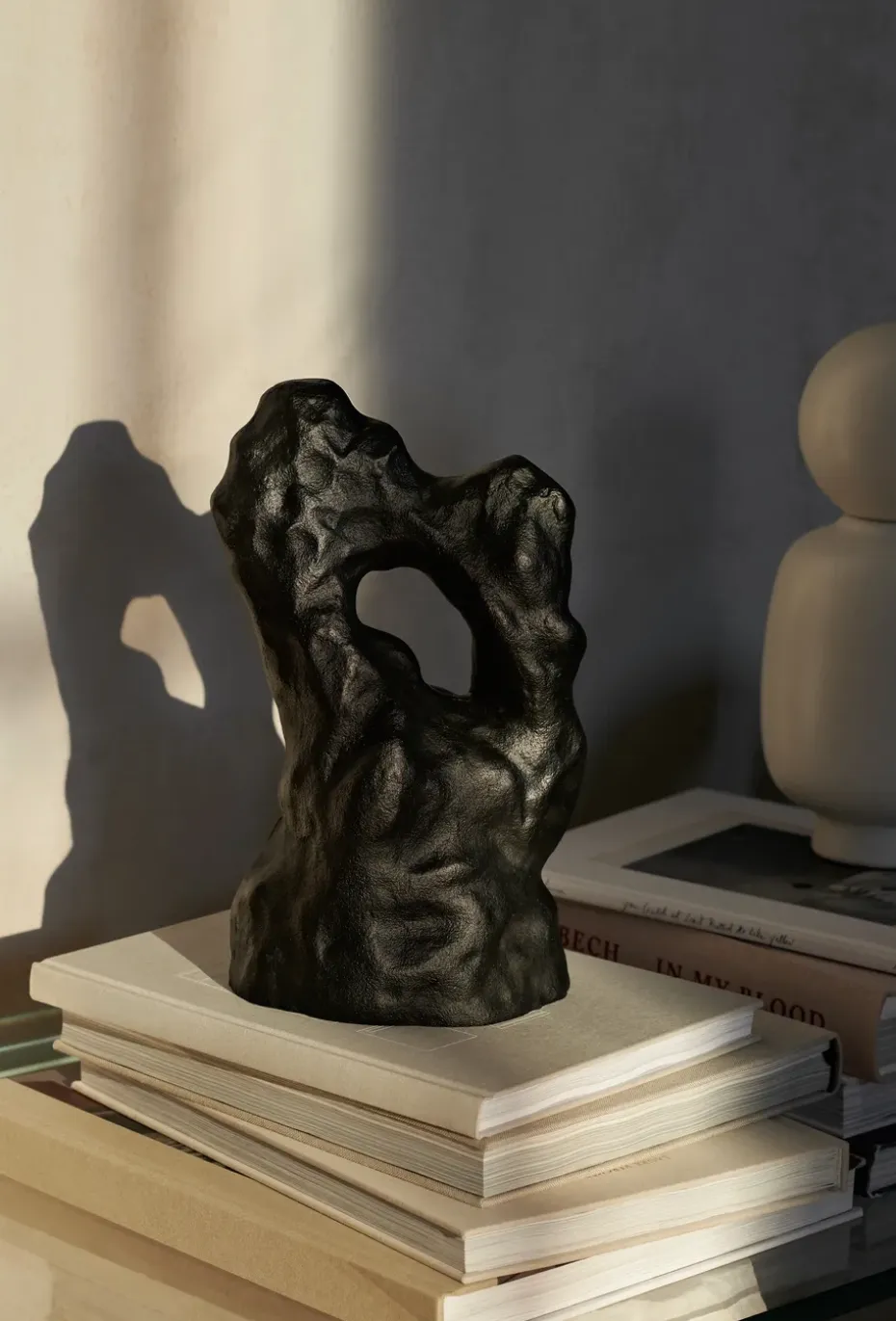 Escultura Grotto, Blackened Aluminium