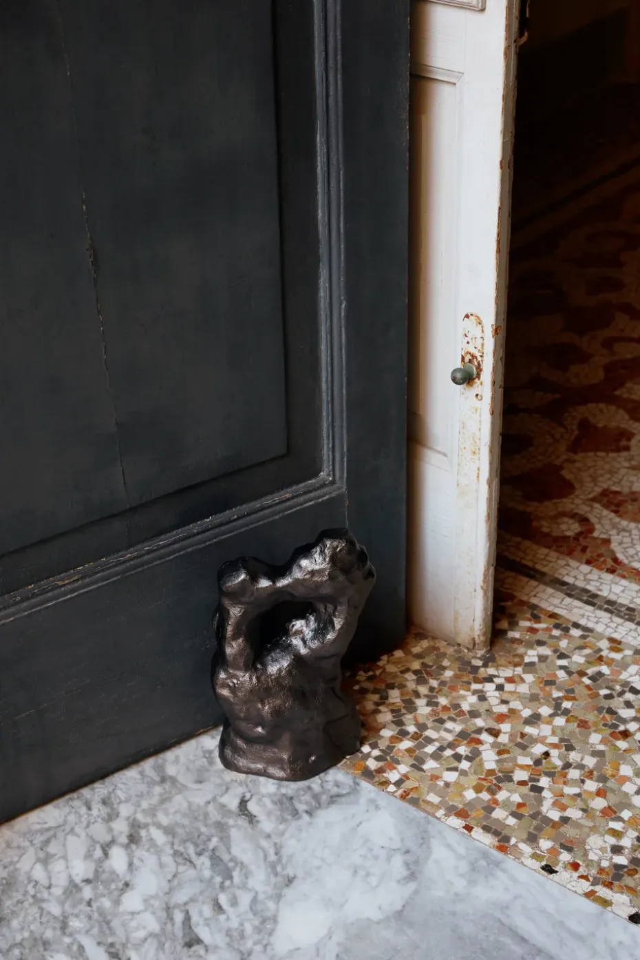 Escultura Grotto, Blackened Aluminium