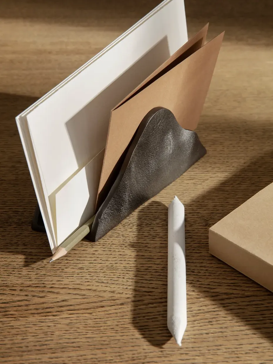 Estante para cartas Yama, Aluminio ennegrecido