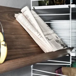 Estante para revistero String madera, Chapa de fresno, 58x30 cm