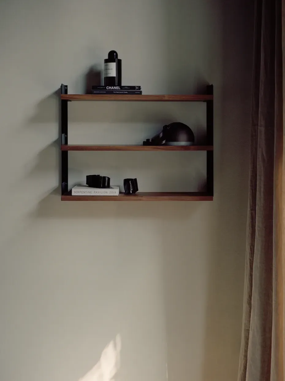 Estantería de pared New Works Tea Shelf 46x62,5 cm, Nogal