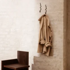 Gancho Curvature sencillo, latón negro