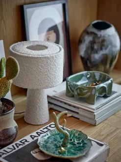 Ilustración Amanda con marco 32x42 cm, Marrón