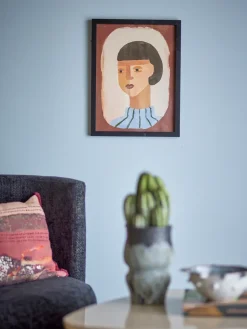 Ilustración Amanda con marco 32x42 cm, Marrón