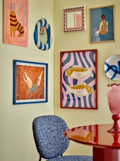 Ilustración Remy con marco 50x70 cm, Rosa