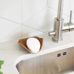 Jabonera Leaf™ con drenaje 11,5 × 11,5 cm, Nogal