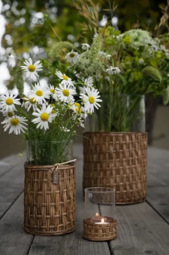 Jarrón/portavelas Ernst en cesta, Marrón oscuro, Ø7×8,5 cm