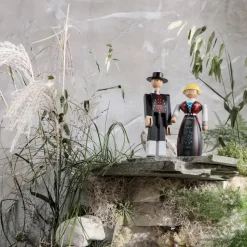 Kay Bojesen hombre en traje típico noruego, negro-rojo-blanco