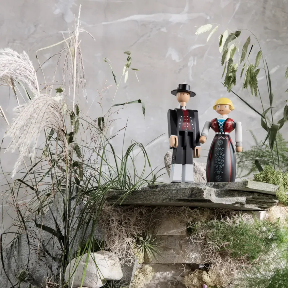 Kay Bojesen hombre en traje típico noruego, negro-rojo-blanco