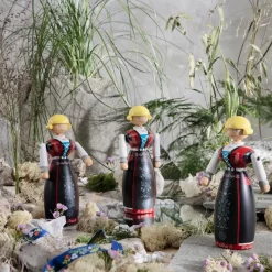 Kay Bojesen mujer en traje folclórico noruego, negro-rojo-blanco