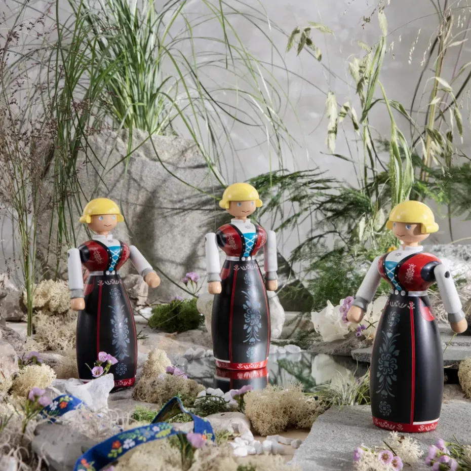 Kay Bojesen mujer en traje folclórico noruego, negro-rojo-blanco