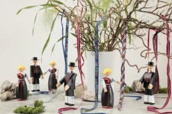 Kay Bojesen mujer en traje folclórico noruego, negro-rojo-blanco