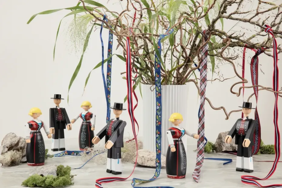 Kay Bojesen mujer en traje folclórico noruego, negro-rojo-blanco