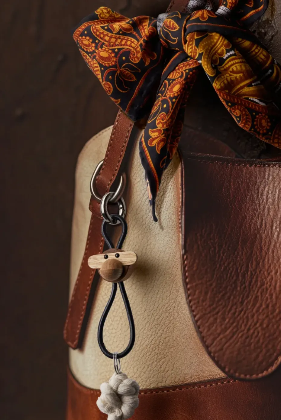 Llavero de mono de Kay Bojesen, Teca-limba, cuero negro