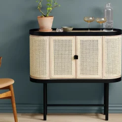 Mueble bar Be My Guest, Ratán, roble aceitado blanco, base de acero en color negro