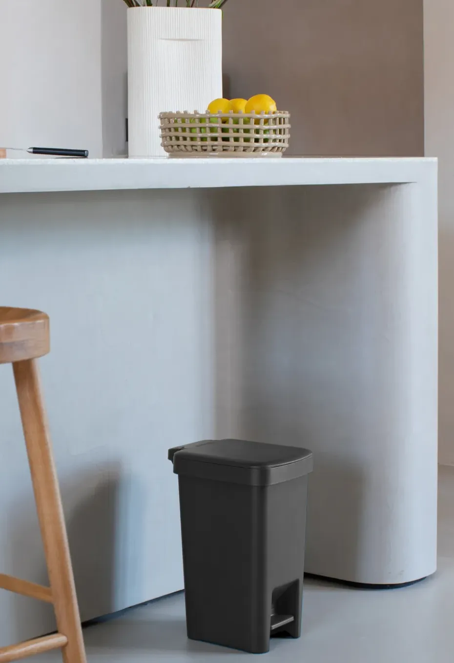 Papelera con pedal StepUp de 10 L, Gris oscuro