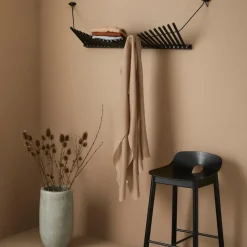 Perchero Knaegt, roble pintado de negro