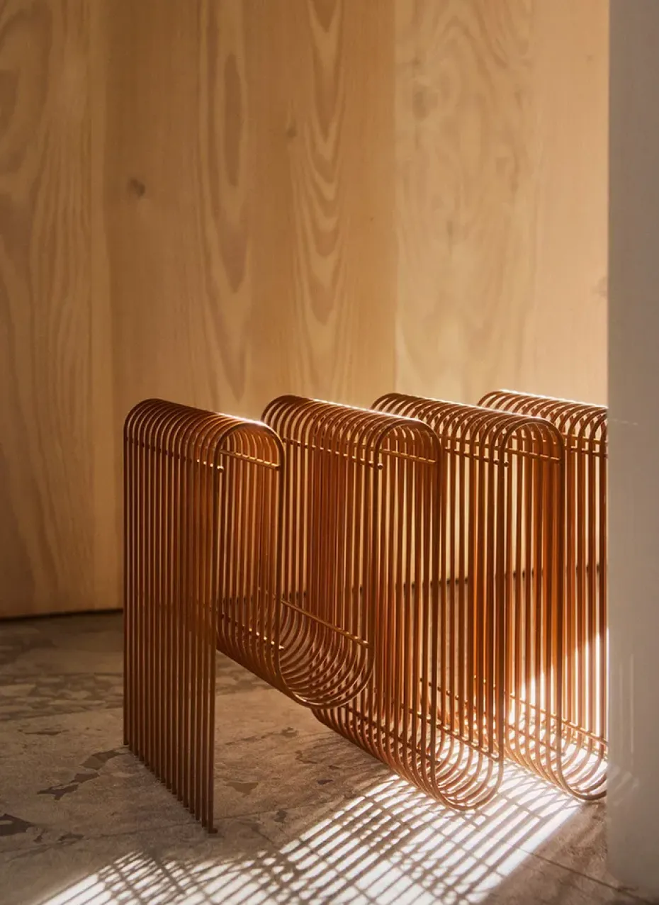 Revistero Curva, Amber