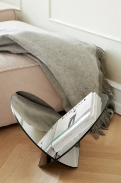 Revistero Silia, Acero inoxidable