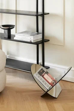 Revistero Silia, Acero inoxidable