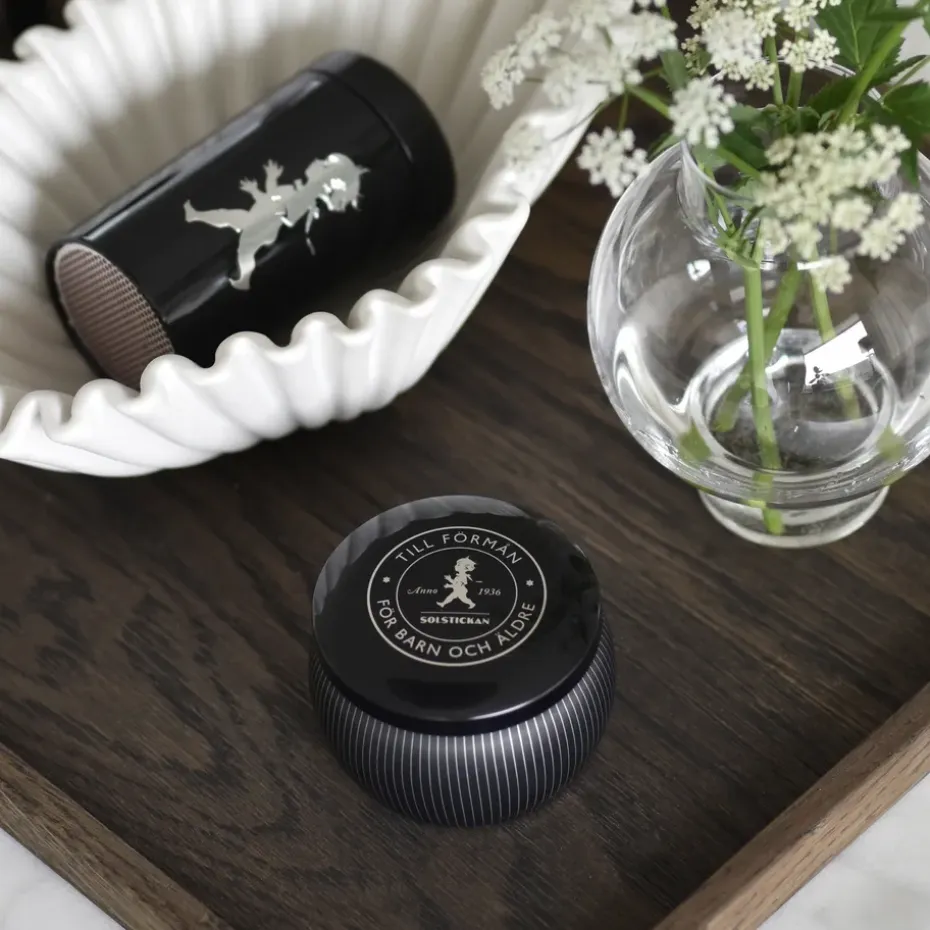 Vela aromática Solstickan 25 h, Negro-madera de cedro