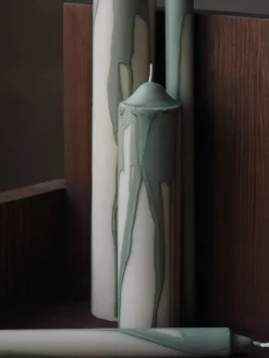 Vela cilíndrica Dryp, Tea Green, 20 cm