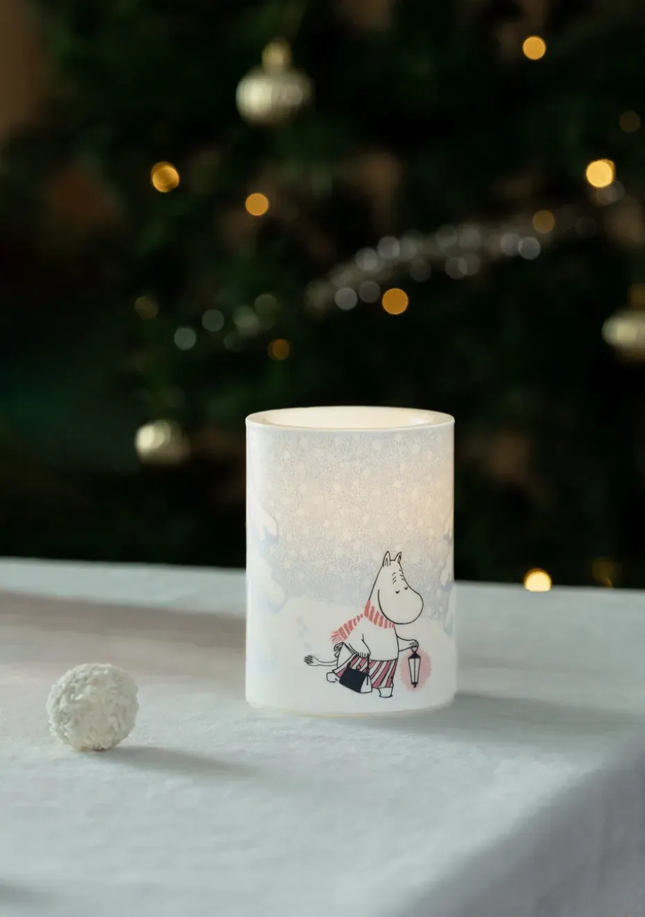 Vela gruesa LED Moomin 10 cm, Let it snow