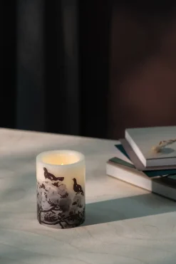 Vela LED Teemu Järvi x Muurla Ø7,5x10 cm, Winter Carpercaillie