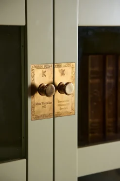 Vitrina para libros National Geographic, Base de haya amarilla - latón