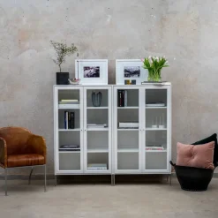 Vitrina Volt 130 cm blanco lacado, Detalles en acero inoxidable